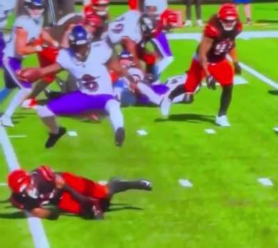 Geno Stone getting absolutely embarrassed after trying to take out Lamar&rsquo;s knee