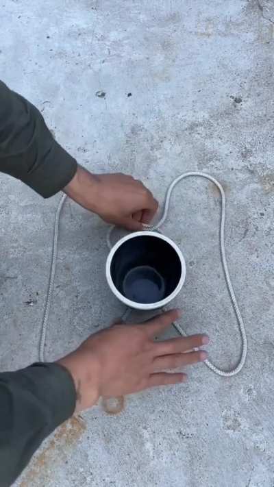 A knot that allows you to carry objects with a rope