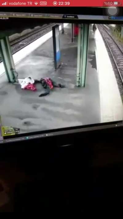 (Hassas olanlar tıklamasın) Tren durmadan trenden inmeye &ccedil;alışan abimiz.