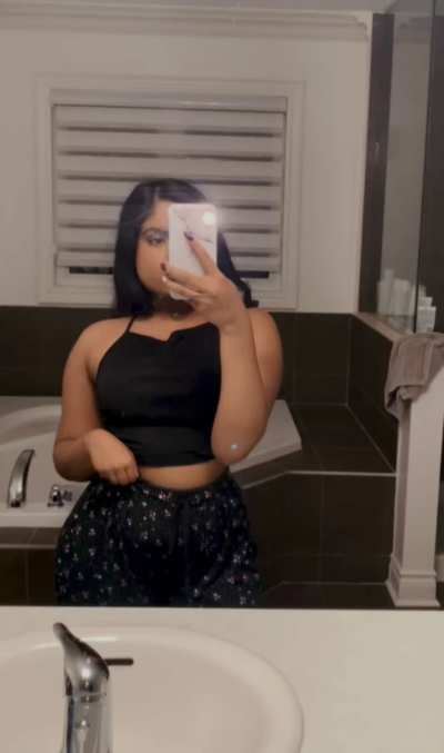 Tamil babe in Pj&rsquo;s showing curves 😍