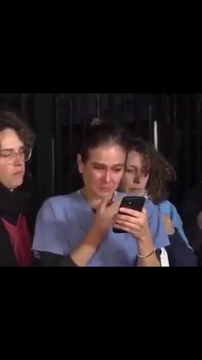 A British doctor breaks down while reading an emergency message from the director of Al-Shifa Hospital in #Gaza, as healthcare workers gather in front of the Prime Minister’s office in London, holding banners bearing the names of more than 200 doctors kil