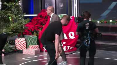 [Highlight] Ernie Johnson struts back to his seat after beating Kenny to the screen