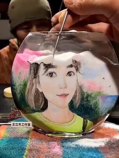 Wang Lijie and his sand art