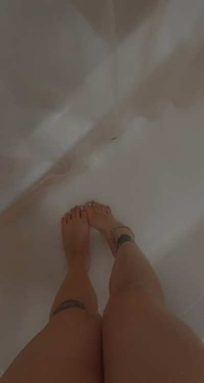 Who wants to cum shower with me 💕