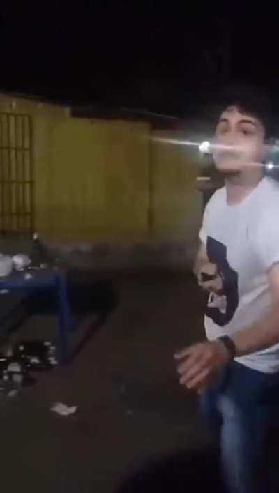 Na zona sul de Teresina (PI) um homem usando camiseta com símbolo nazista sauda Hitler e faz ameaças contra pessoas em bar