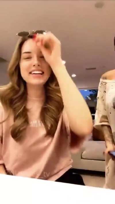 Popping one out on her friend&rsquo;s IG Live