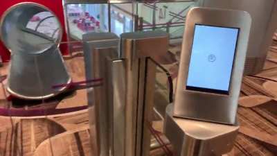 Singapore Airport Allows The Passenger to Slide Down to the Terminal Gate