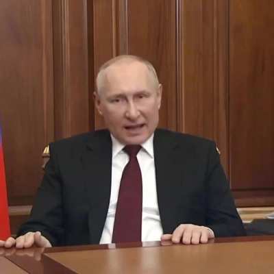 Putin singing the Ukrainian national anthem at a press conference
