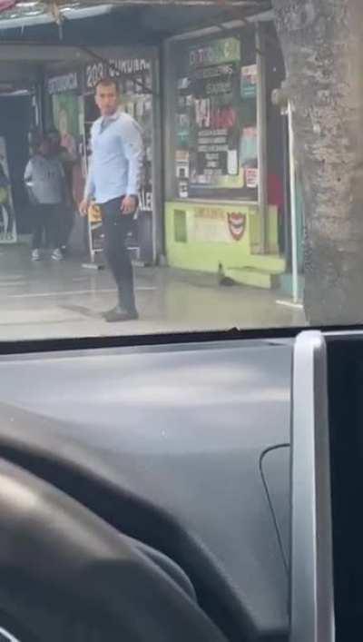 Pelea regio vs tarz&aacute;n hondure&ntilde;o con musica triste de fondo