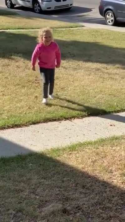 Vecina canadiense (cero español no sabe una palabra) retiró a hija del jardín y cuando vienen, su hijo de 10 me dice que le había enseñado una palabra en español a mi hija y al prender la cámara emocionada me encuentro con esto