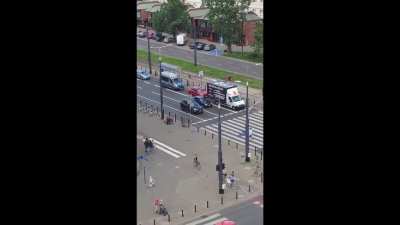 Ciężar&oacute;wka wygłaszająca homofobiczne kłamstwa jeździ po Warszawie w obstawie policji