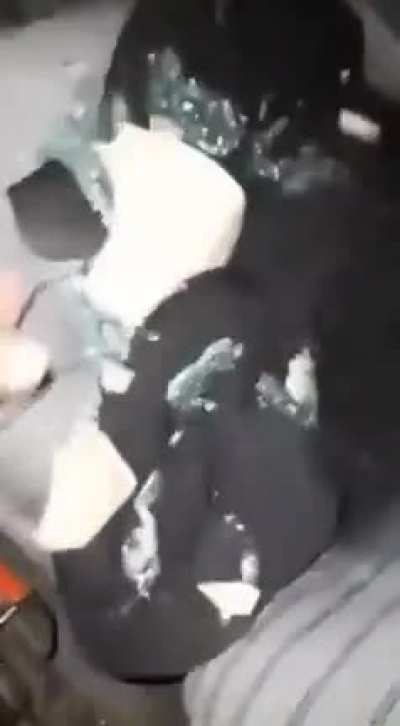 Le arrojaron adoquines desde un puente en Merlo para robarle y terminó con el auto destrozado
