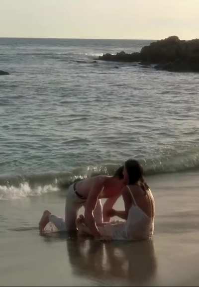 Phoebe Cates - peachy beachy plot in 'Private School'