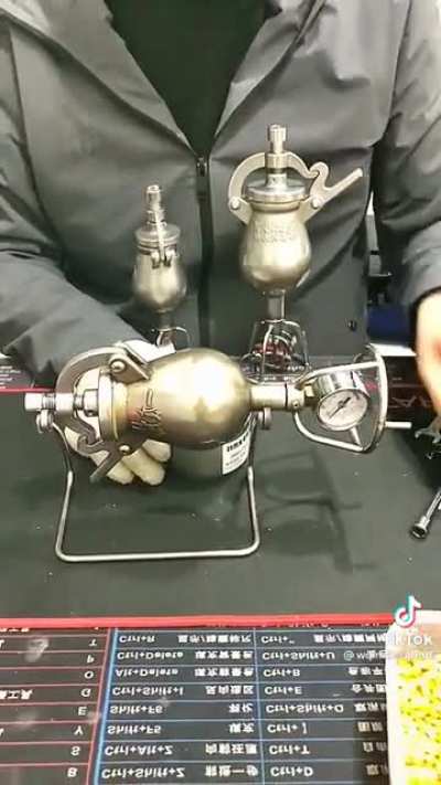 Азиаты по-своему готовят попкорн