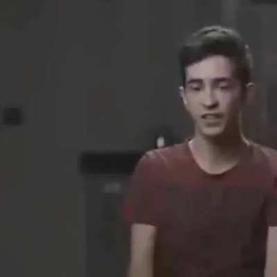 Bu &ccedil;ocuk konuşmasa da rap yapabiliyor.