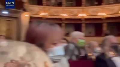 В оперном театре в Парме во время одного из выступлений отсутствовал тенор. Его смог заменить китайский студент, который восхитительно знал "Травиату".