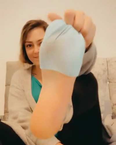 Hey guys I hope you had a good week &amp;amp; weekend 🥰 I finished work early today, time to remove my smelly sweaty socks! 😍👣
