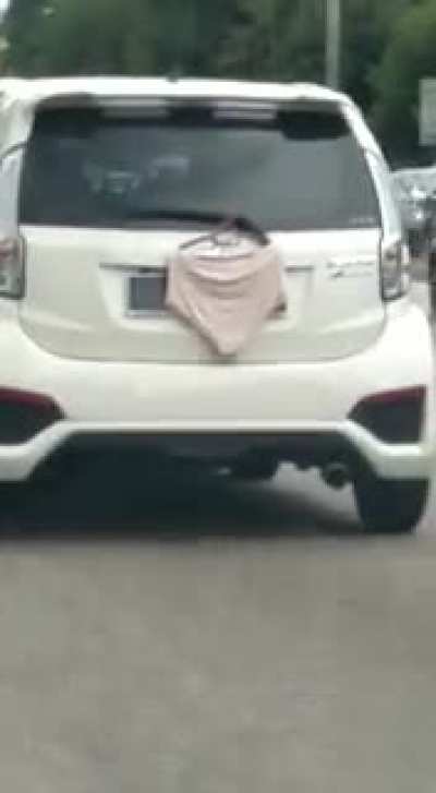 Dia lupa ke?