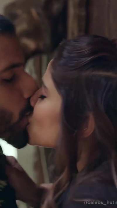 Sai Tamhankar Hot Kissing Scene 😍