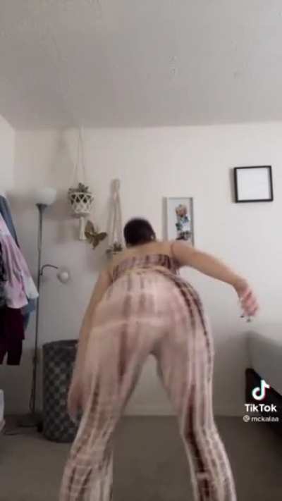White girl with fat ass + Flare pants = best thing ever