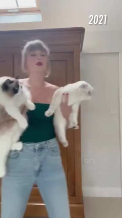 Who wouldn't wanna play with Taylor and her pussy .. I mean cat