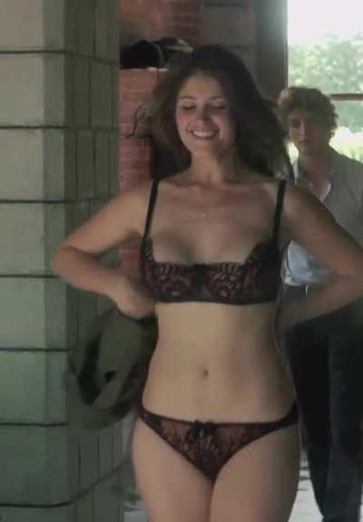 Gemma Arterton walk in “Gemma Bovery” (SLOW-MO)