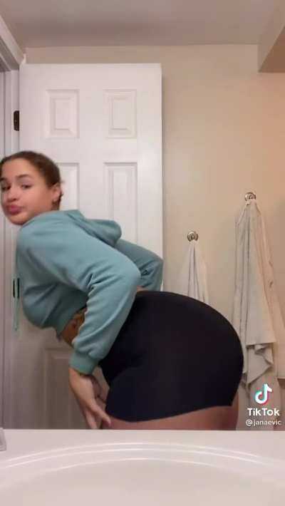 I hate how little she Twerks on Tiktok, but fuckkkk 🍑