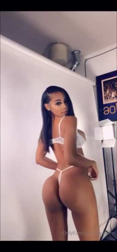 Larissa Castro &bull;][&bull;