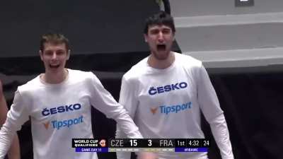 [Highlight] Ondrej Balvin dunks on Victor Wembanyama