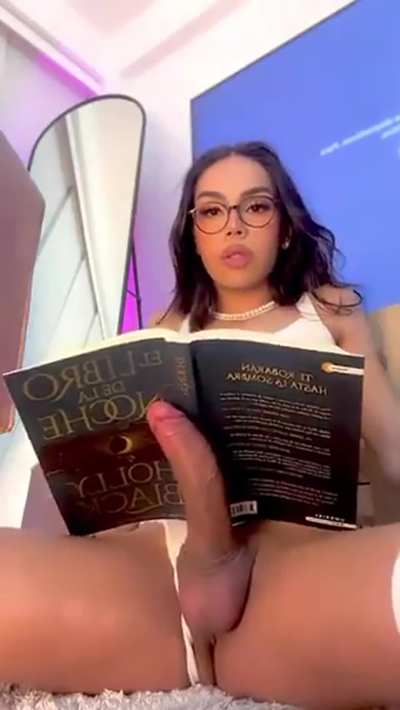 The best book stand ever😋