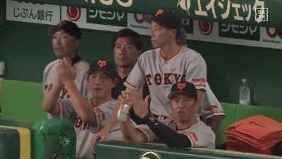 [Highlight] (NPB Defense) The best defensive SS in Japan, Kadowaki, with a catch running backwards with the ball going over his head