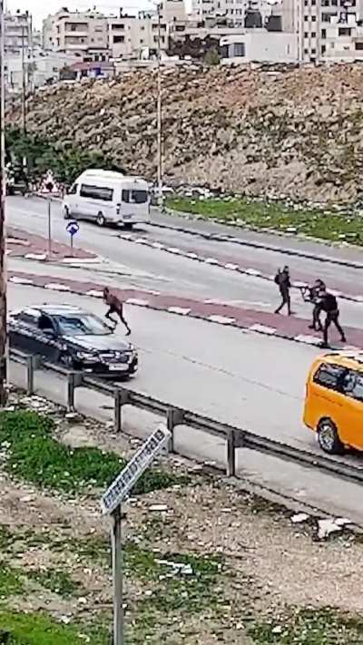 Palestinian teen try to stab an IDF soldier 