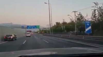 Gente de mierda al volante (auto gris) Sean responsables al conducir, sobre todo en estas fechas. (el video no es m&iacute;o)