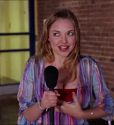 Amanda Seyfried fondled her boobs