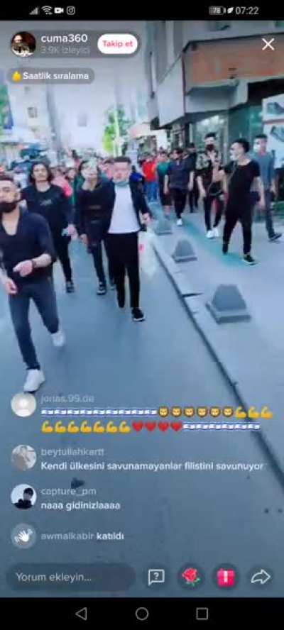 Beyler sabah tiktokda karşılaştığım olaya bakın ya sanırım bu ororapu &ccedil;ocuğu Filistinliler istanbul mehmet akif caddesinde y&uuml;r&uuml;y&uuml;ş yapmışlar amk yasak g&uuml;n&uuml;nde ororspu cocuklari bunların analarını avratlqrını sikeyim ya elim ayağım titriyor bide T&uuml;rklerin 