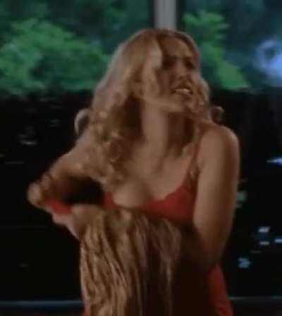 Scarlett Johansson jiggles 💦