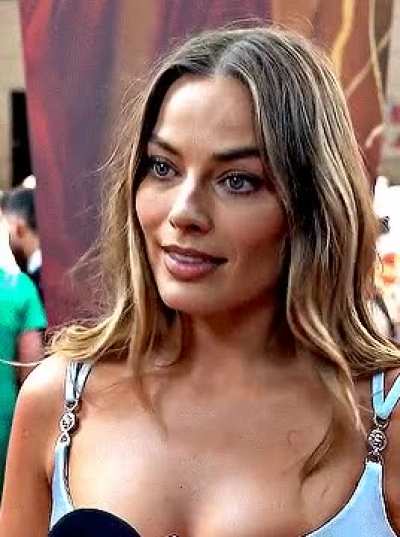 Margot Robbie&rsquo;s pretty face is perfect for facials