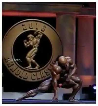 The way this dude flexing his muscles. He's a beast!