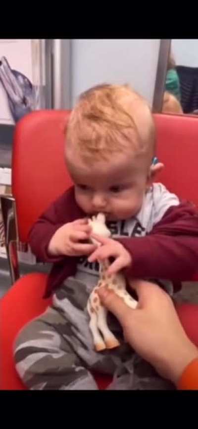Baby&rsquo;s first time hearing
