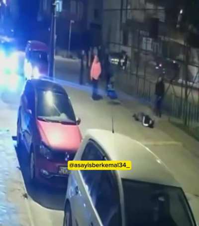 giresunda kavgayı ayırmak isterken orospu çocuğu tarafından baldırından bıçaklanıp öldürülmüş