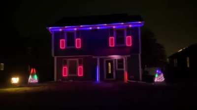 Superfan syncs his Christmas lights to the theme of “The Mandalorian”