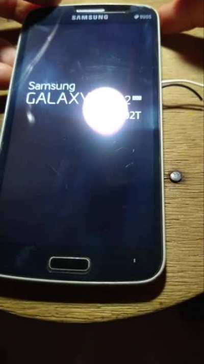 minha tia quebrou o bot&atilde;o do celular dela... dei um jeito