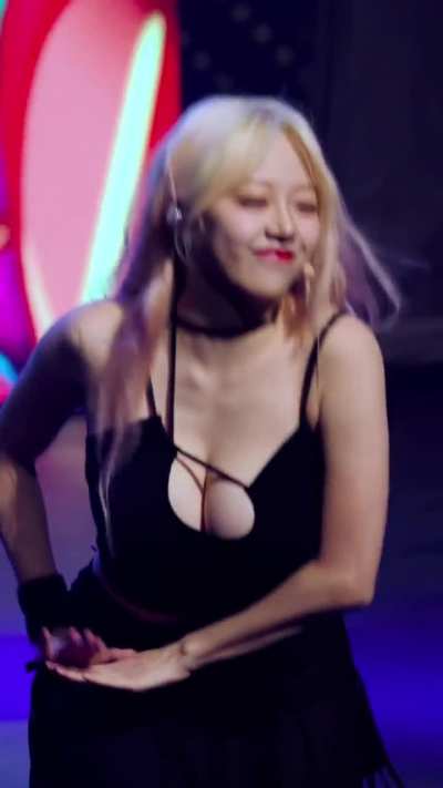 Jeewon showing off