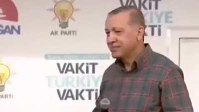 İlkokulda aşıladığınız gelecek kaygısıyla robota &ccedil;evirdiniz bizi Şimdi hangi fikre y&ouml;n verelim?