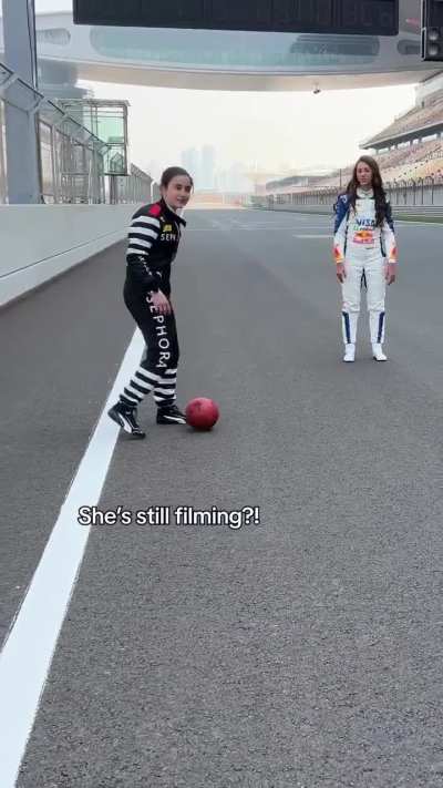 Mo&ccedil;as da Academy botando em pr&aacute;tica suas habilidades futebol&iacute;sticas feat. Alisha com medo de tomar uma bolada mesmo estando dentro do carro