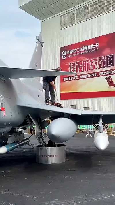 [Humor] Maintenance difference between J-20 &amp;amp; J-10C [720 x 1280]