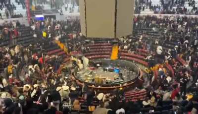 Concierto de Luis R Conriquez en el Palenque de la feria de Texcoco, Edomex acaba en caos y destrozos despues de que el cantante se negara a cantar narcocorridos