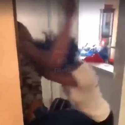 Mother Let&rsquo;s Her 2 Daughters Settle Their Differences
(Sisters fight)