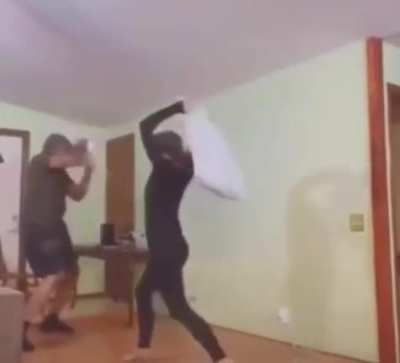 Lann &ouml;yle yastık savaşı yapılmaz aga bu ne sinir b&ouml;yle 🤭