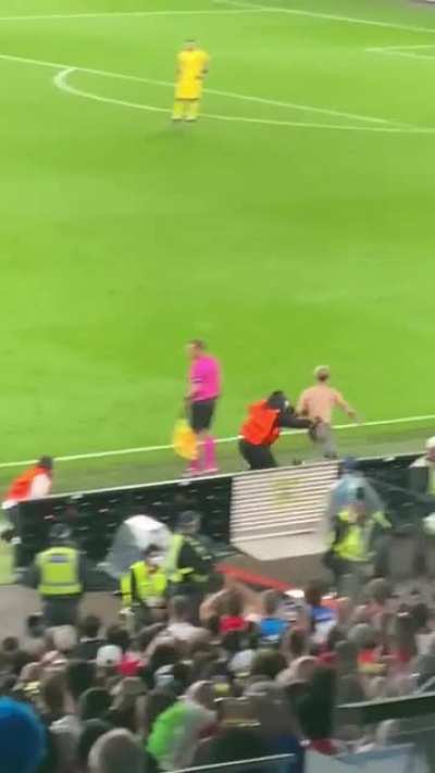 Torcedor que invadiu o campo, já fez mais que o Insigne e o Sterling